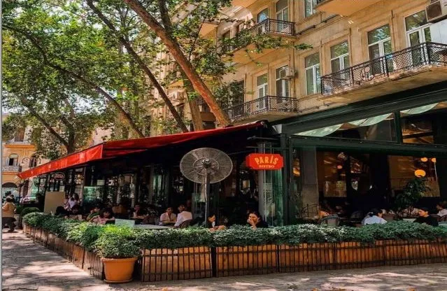 Paris Bistro açıq terrası
